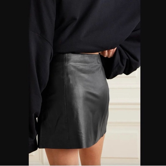 🦋Reformation Black Mini Skirt - Picture 2 of 3